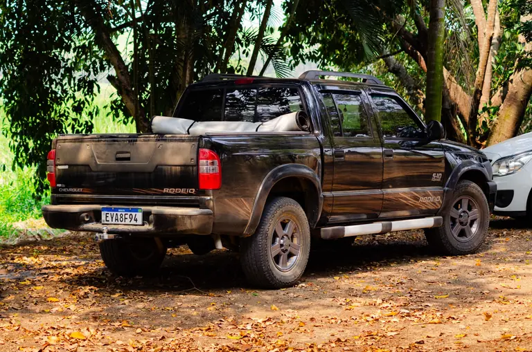 Chevrolet Rodeio pickup truck parked in a lush outdoor setting in Porto Feliz, SP, Brazil.