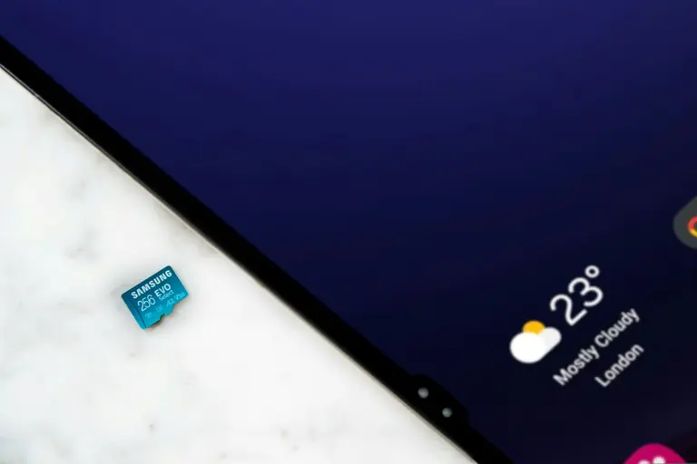 A close up of a cell phone with different icons